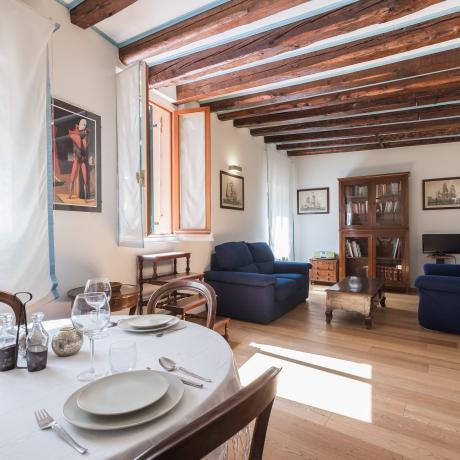 The sunny living room at Calle Sacrestia apartment, close to Saint-Mark's square